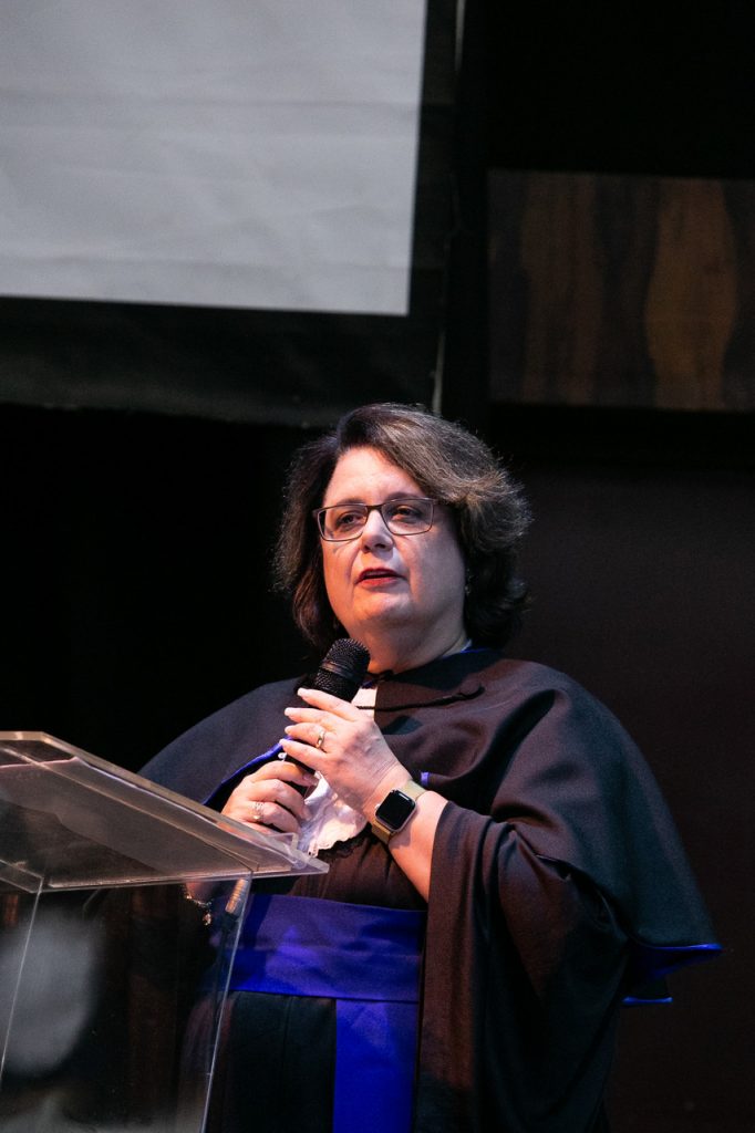 Na foto, a diretora da Escola Politécnica da UFRJ, Cláudia Morgado.
